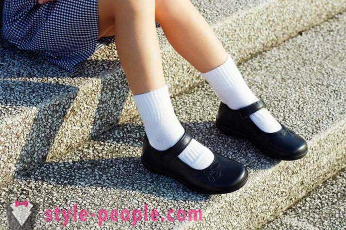 Kako izbrati čevlje za dekleta v šoli: Nasveti in preglede za proizvajalce