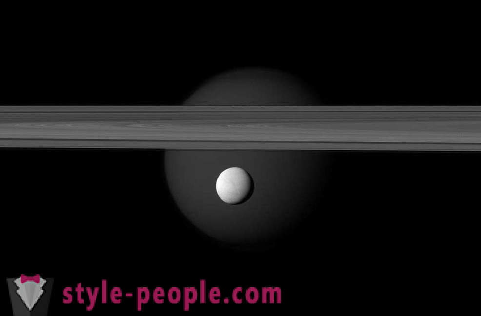 Šesta satelit Saturna v objektiv