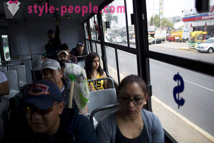Zakaj Mexico City prebivalci kupiti lutke mobilne telefone