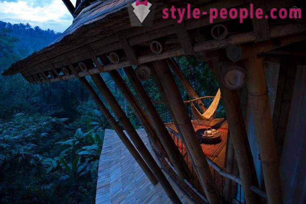 Ona je pustila službo, je šel na Bali in zgradili razkošno hišo bambusa