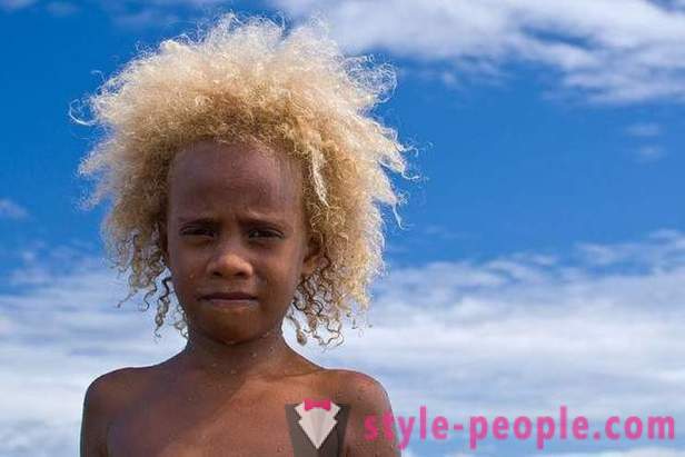 Zgodba o črnih prebivalcev Malezijo z blond lasmi