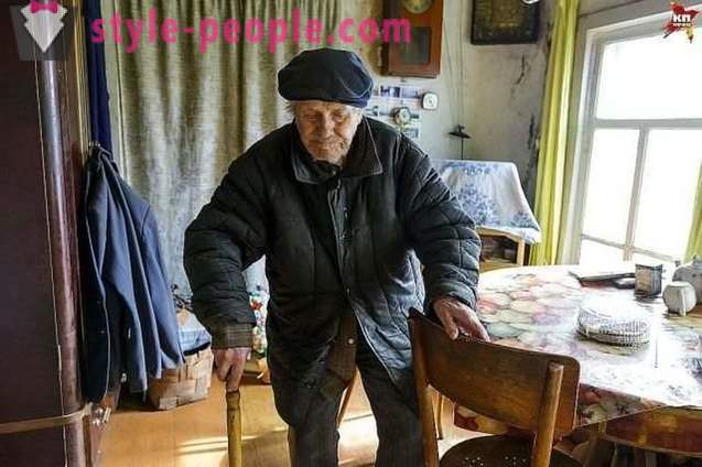 85-letni učitelj vasi se je nabralo na hišo, ampak je dal denar za sirote