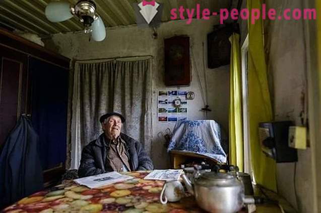 85-letni učitelj vasi se je nabralo na hišo, ampak je dal denar za sirote