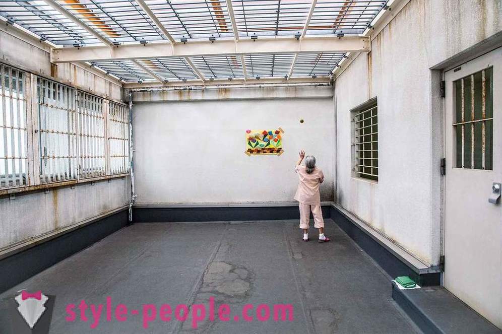 Starejši japonski ljudje lokalni zapor