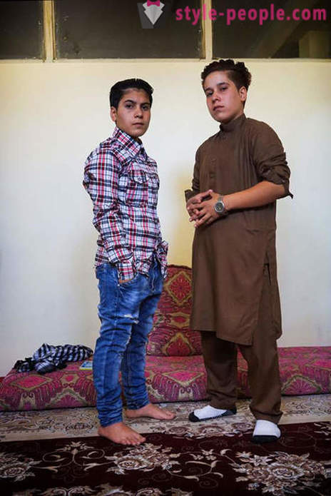 Zakaj postavljeno kot fantov v Afganistanu, nekaj deklet