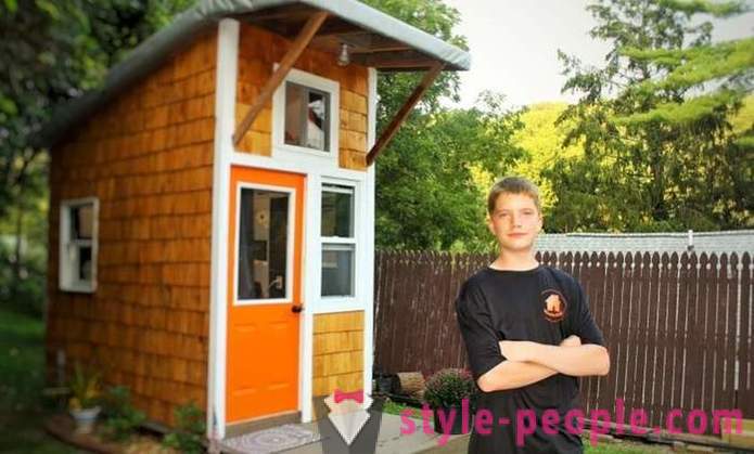 13-letni fant sam zgradil hišo