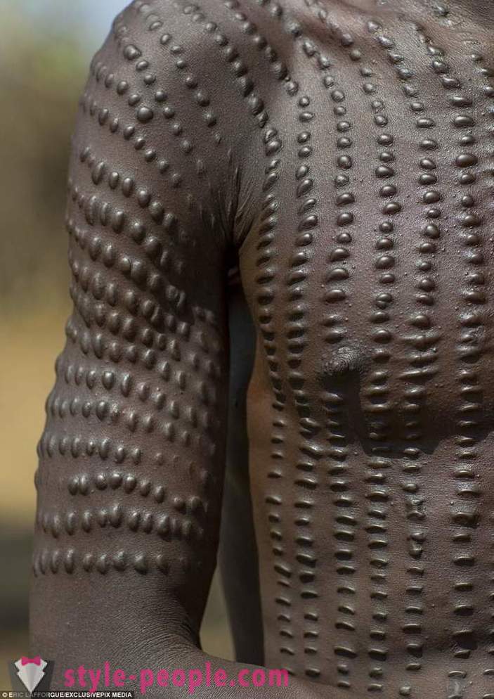 V Afriki, brazgotine krasijo ne samo moške