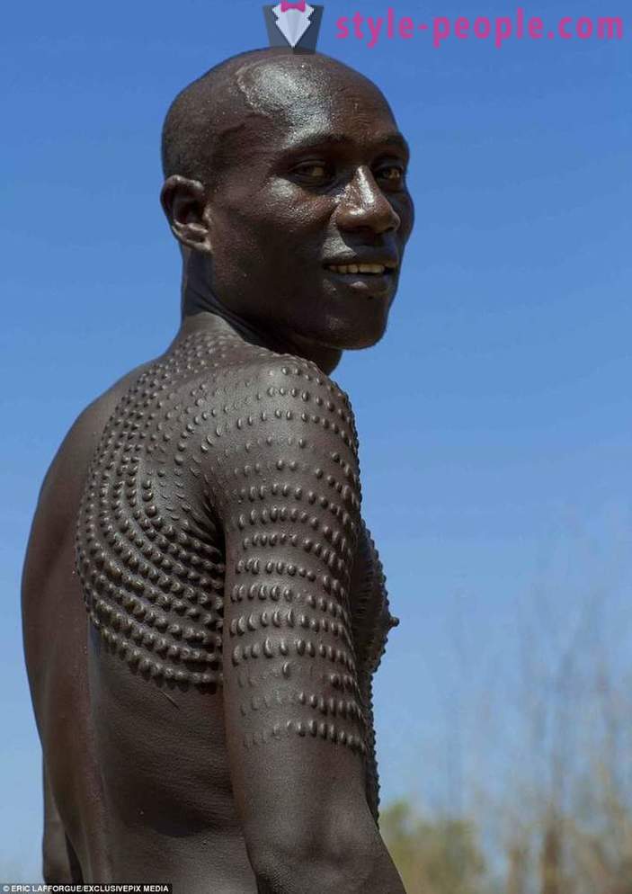 V Afriki, brazgotine krasijo ne samo moške