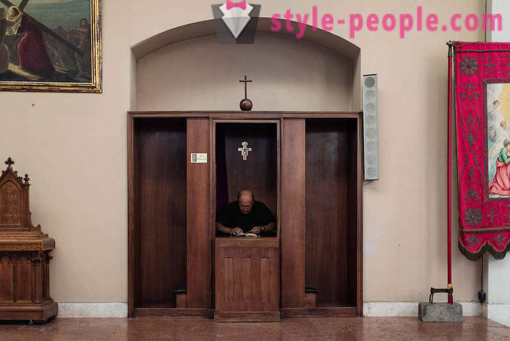 Spovednicama v italijanski cerkvi. Fotograf Marcella Hakbardt