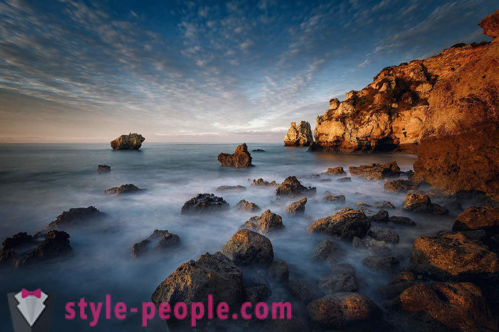 Portugalska Algarve sončnih ali sivi oblaki ocean