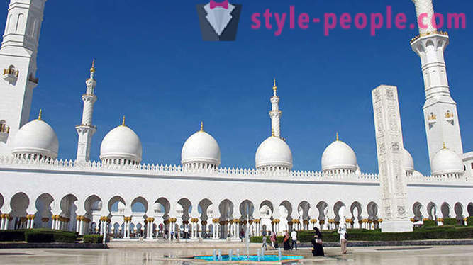 Sheikh Zayed Mosque - glavni izložba neizmerno bogastvo emirata Abu Dhabi